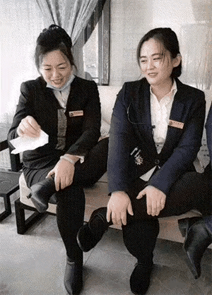 男孩子出门在外一定要保护好自己，不然很容易被心机女人套路了。明摆着这是组团来‘’