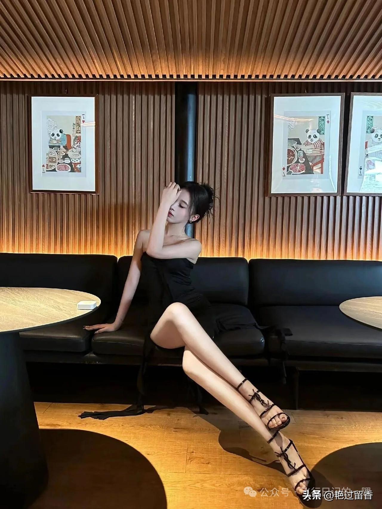 优雅黑裙，都市时尚，黑白配，魅力无限！黑色与白色搭配,如何穿出知性美?