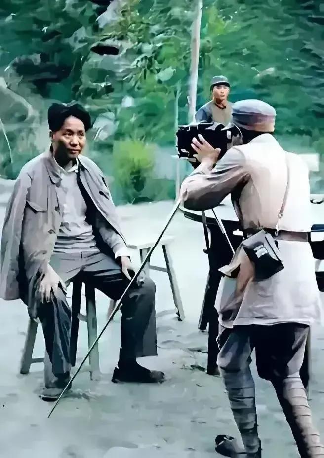🍀请停留几秒，为伟人点个赞送朵花💐
《毛主席的生活瞬间》
在那黄土高坡之上，