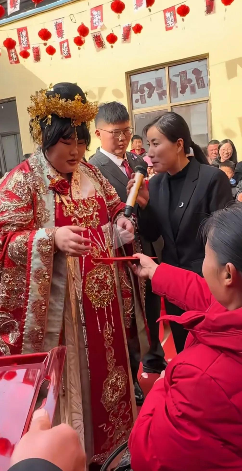 地主家的胖女儿，大衣哥女儿朱雪梅长得很漂亮的，新郎官看着还满脸不高兴，配他绰绰有