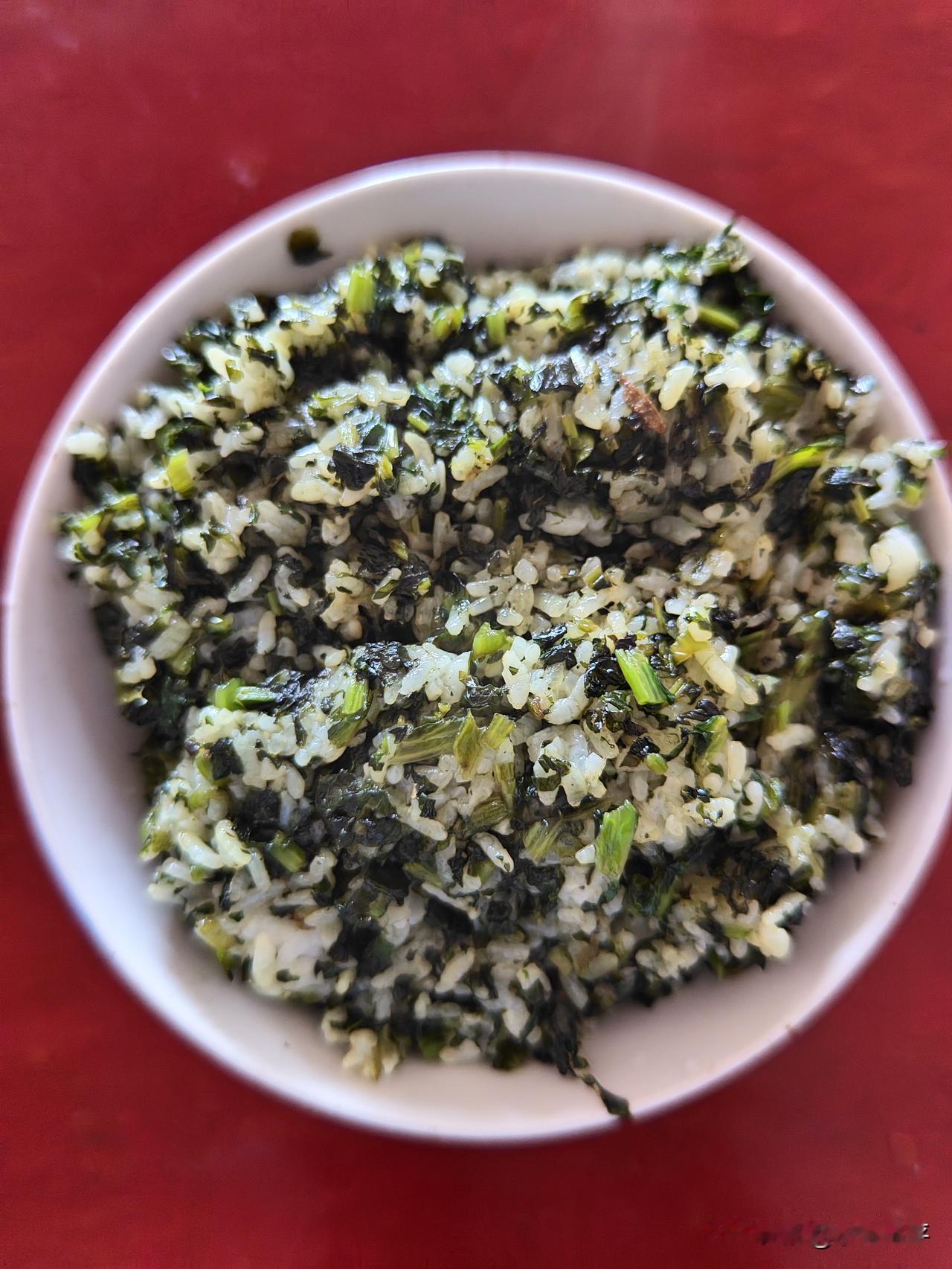 莴苣叶，现在几乎都是随手扔进垃圾桶了。
但是小时候，却也可以做出美食的。
先把新