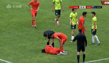 当他的身影冲进屏幕，一路奔跑，跑进球场，一手推开了姜轶祥，一手将依合拉回来，然后