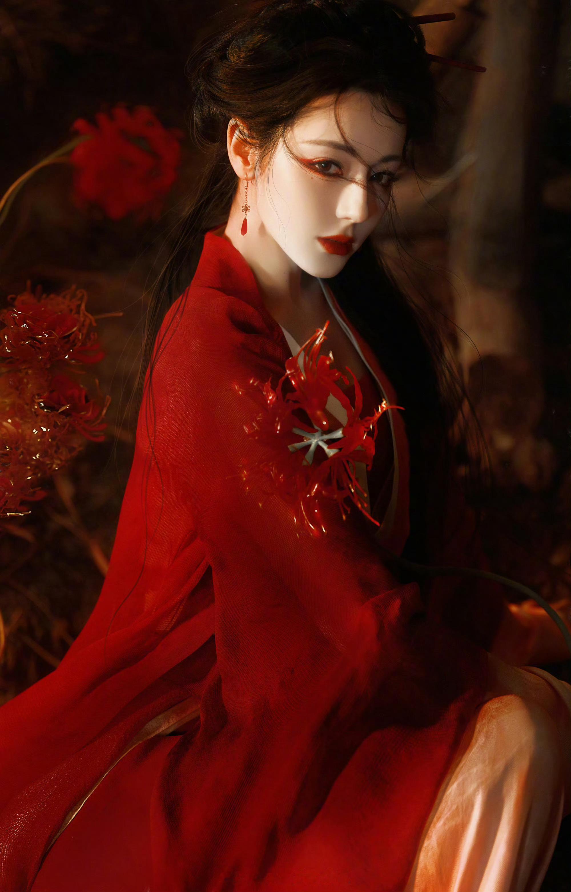 “因为有了黑暗，星星才会如此闪耀，经历过至暗时刻，才能成为一束光。＂——迪丽热巴