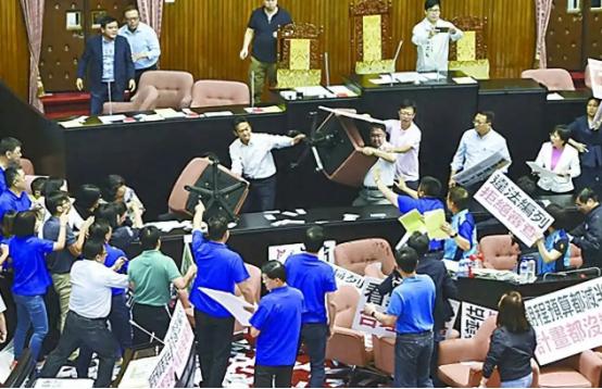 就在刚刚
台湾最大痛点被撕开！
 
无数大陆、台湾普通网友围绕统一和台湾民生现状
