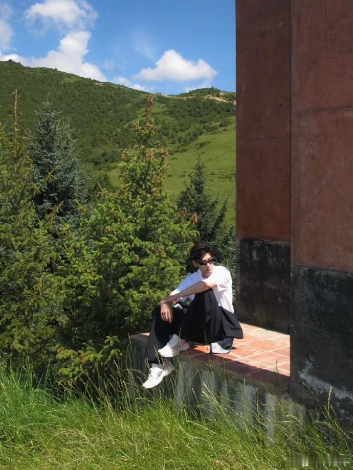 白敬亭旅行达人拍照正确打开方式看完白敬亭九寨沟的图悟了，旅行拍照真不用全程盯着镜