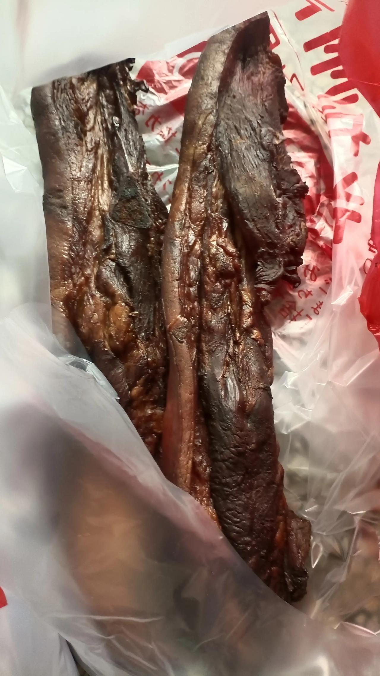 前几天的柴火烟熏腊肉，在米粥里面清洗干净，水分晒干，颜色金黄的，寄去海南，跟广东