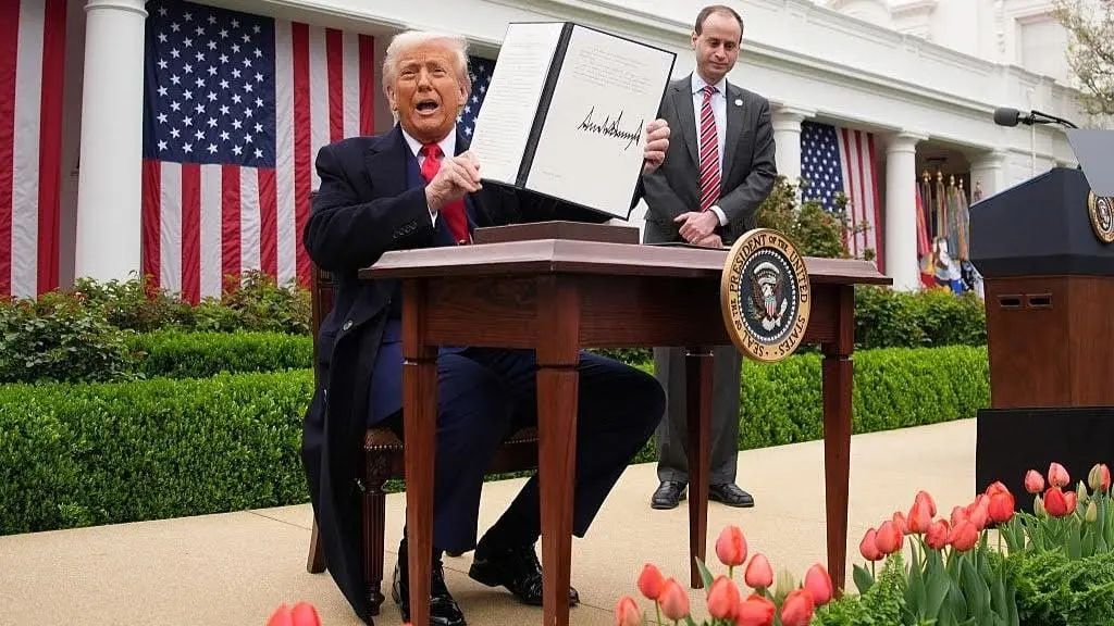 摩根大通研究所近日报告显示，美国中型企业自2025年初以来月度关税支出已增至原来