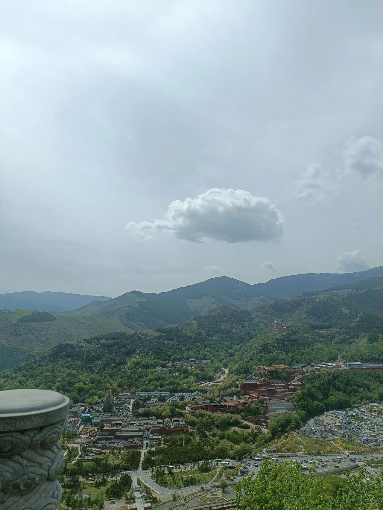 记录旅游景点实拍 登一座山看一座城 游客朝拜圣地 朝拜的人群