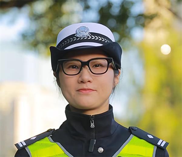 长沙交警配发新型AI智能眼镜 1秒核查车辆信息
 
快科技12月13日消息，长沙