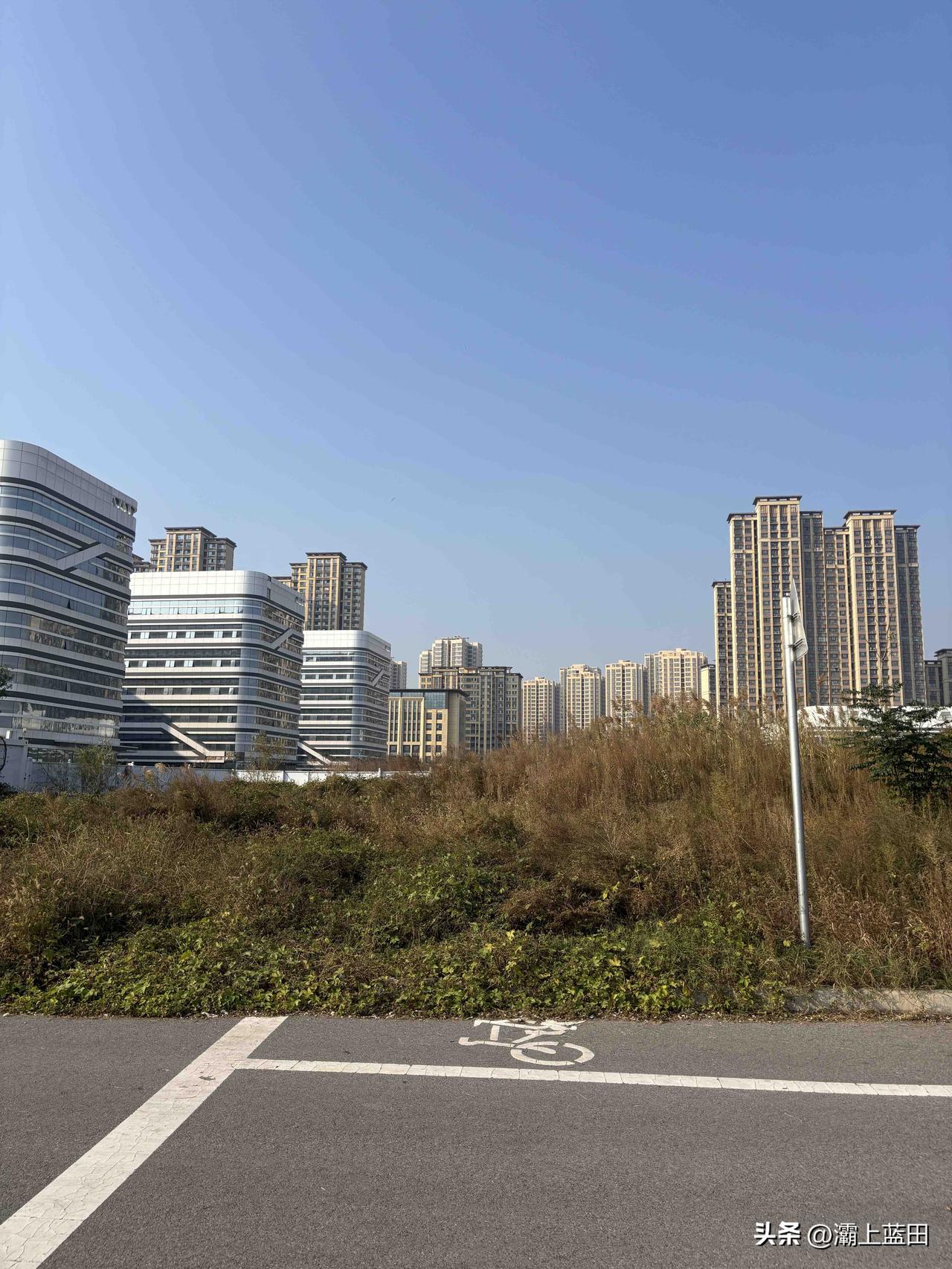 西安交通大学附属泾河医院，这个2022年开工，都封顶了，到现在咋还没有运营呢？估