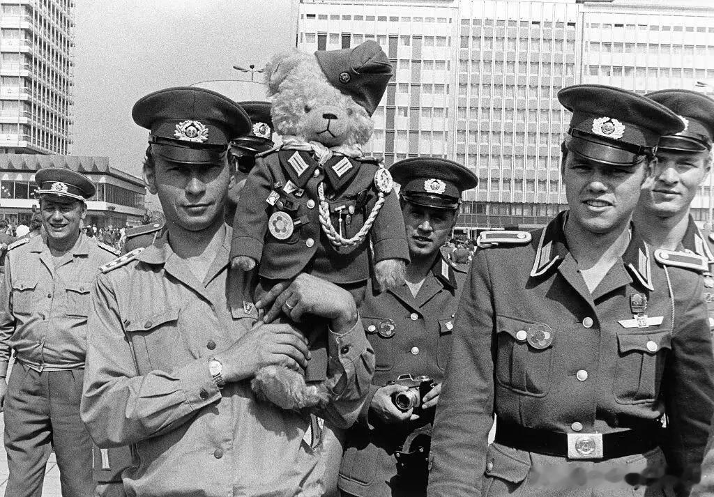 1973年，柏林，第十届世界青年与学生联欢节期间，东德人民军士兵与他们的吉祥物泰