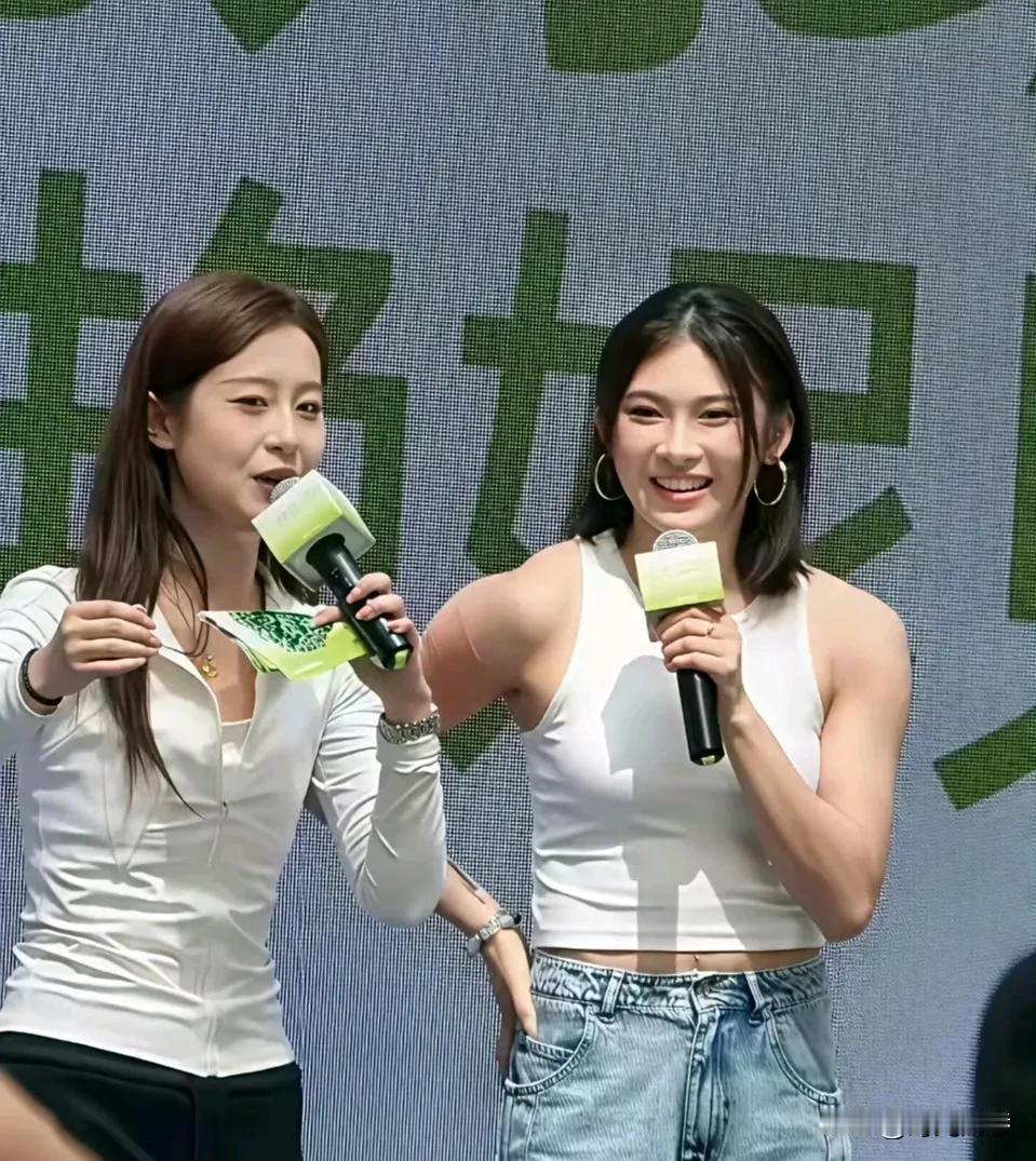 吴艳妮成都活动照，她现场秀肌肉，这身材和肌肉线条和健美运动员有的一拼了 ​。甚至