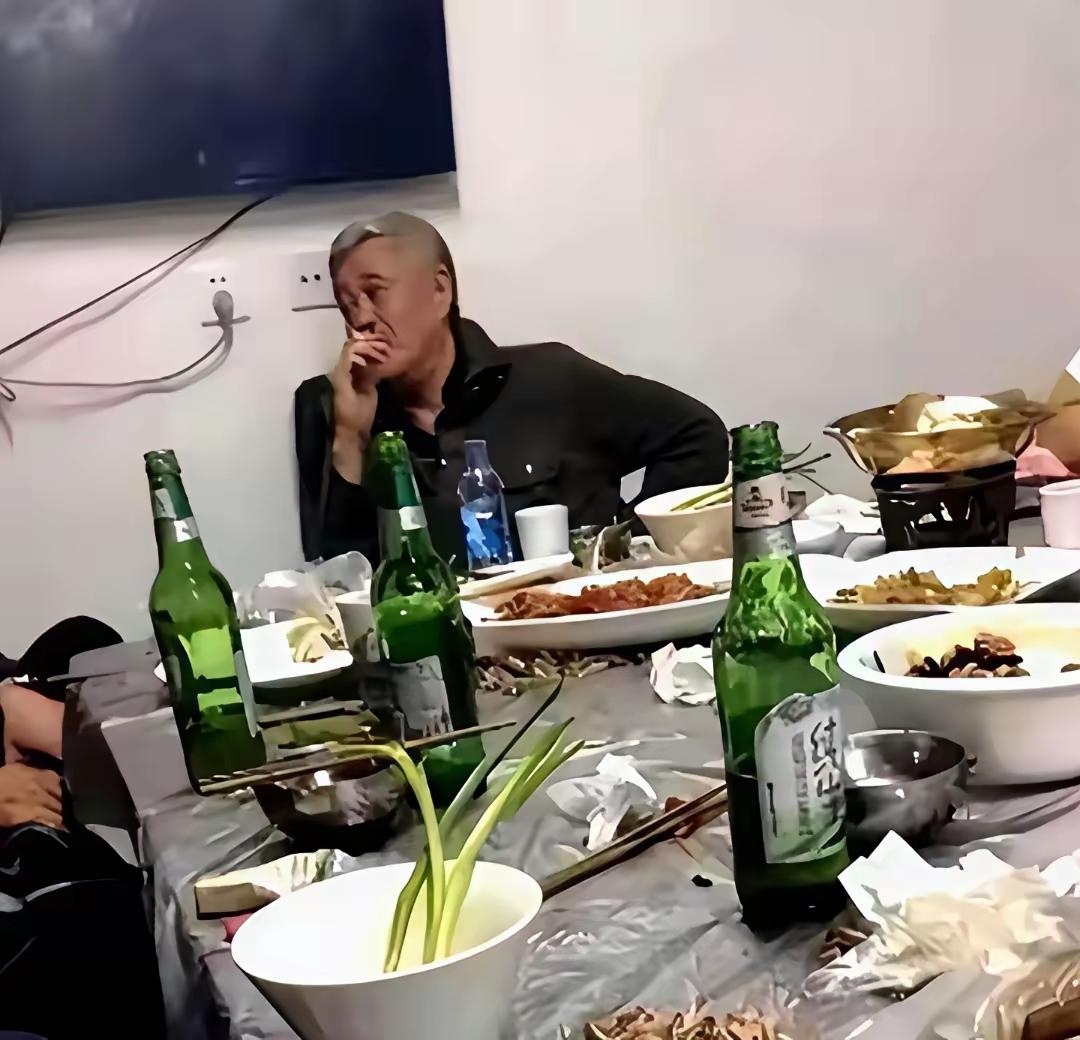有名有钱，
想开了，
也不知道老赵抽的是什么烟？
得过脑梗的人最好是把烟戒了。