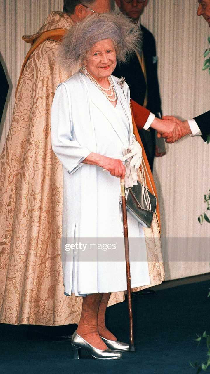 【来自投稿】1999年英国伊丽莎白王后在温莎城堡圣乔治教堂出席外孙爱丁堡公爵爱德