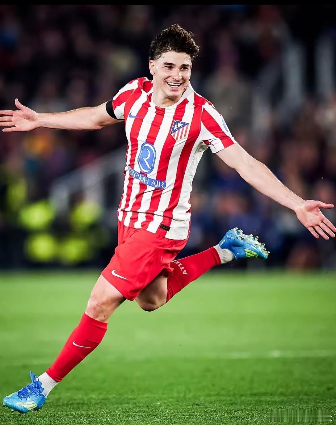 一剑封喉，纪录加冕。欧冠1/4决赛，马竞客场挑战巴萨，阿尔瓦雷斯任意球破门，帮助