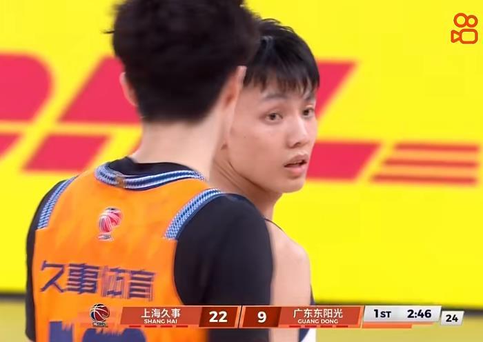 没想到广东队半节比赛就被打花了，上海队只用了6分钟就22：9领先广东队了，杜锋叫