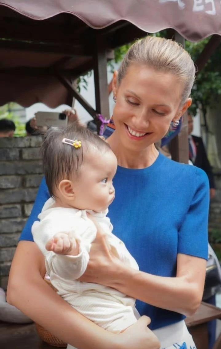 叙利亚总统夫人抱着个小宝贝，
确实好有爱，好亲切的样子。经历过战火的人更珍惜这种