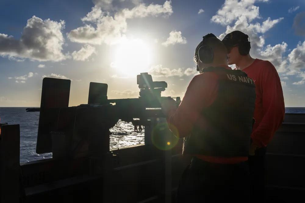 对海轻武器射击，已经成为美国航空母舰上训练的必备项目。
2025年12月16日，