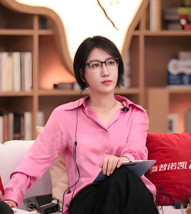 易立竞至今未婚， 她生在东北一座小城，从小跟着母亲长大，父亲走得早。有意思的是，