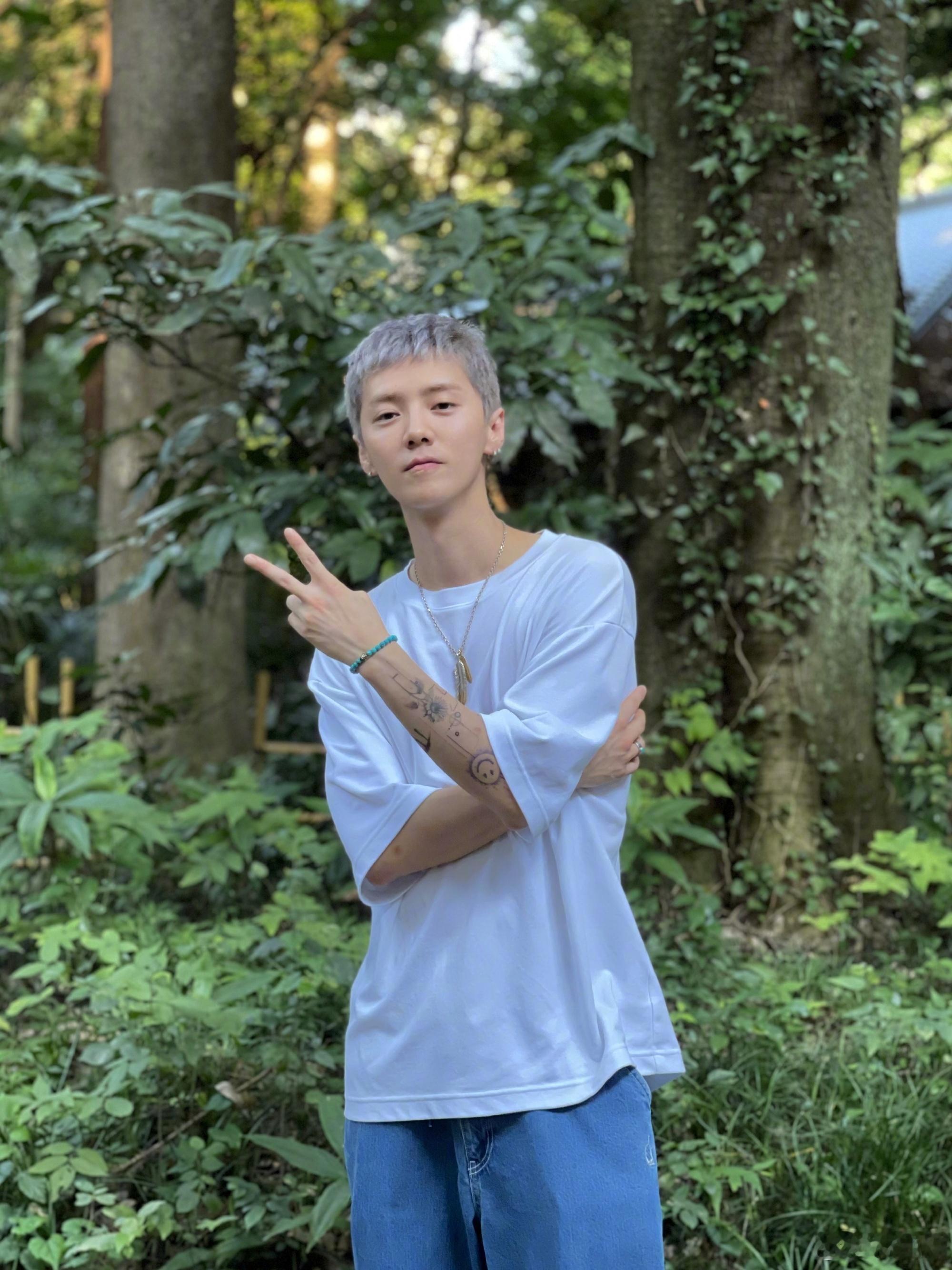 #鹿晗吃肘子# 哥哥每次吃东西是真的好可爱[doge] ​​​