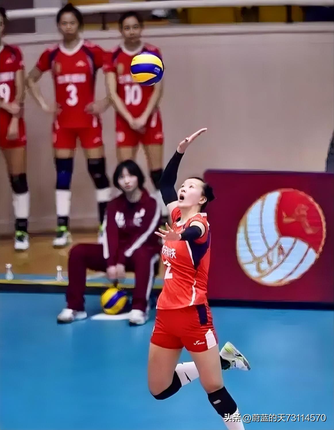 [说说排球运动中的发球及其功效]
排球运动里，发球是进攻的起始。优质发球有两个目