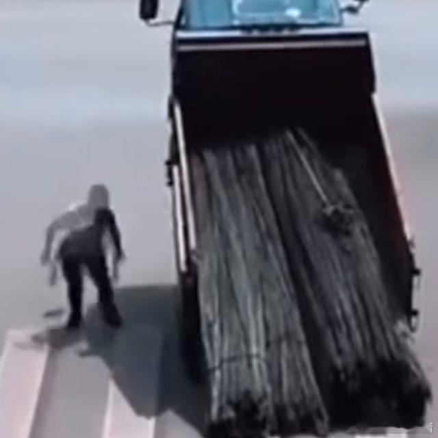 卧龙凤雏总是同时出现，双方司机都汗流浃背了……  万万没想到  交通安全 ~!.