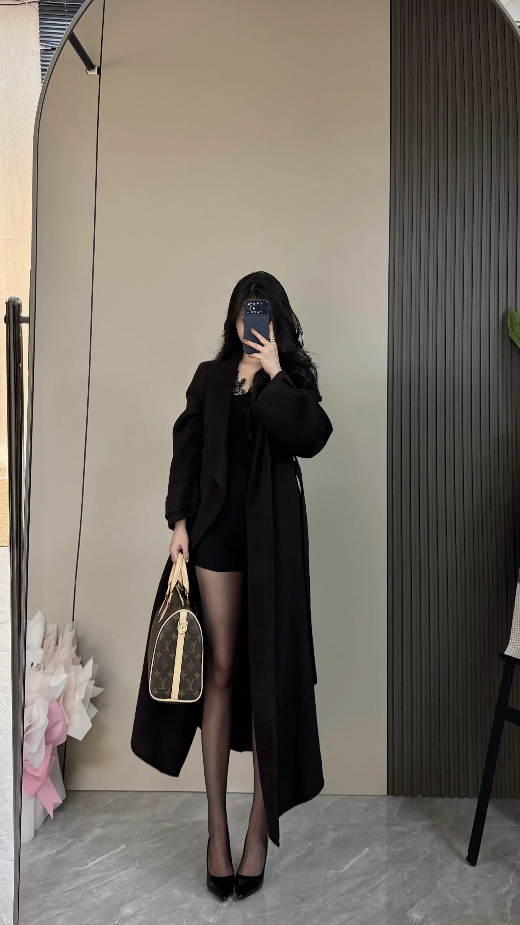 今年冬天落在我肩膀会是雪花还是你的外套。