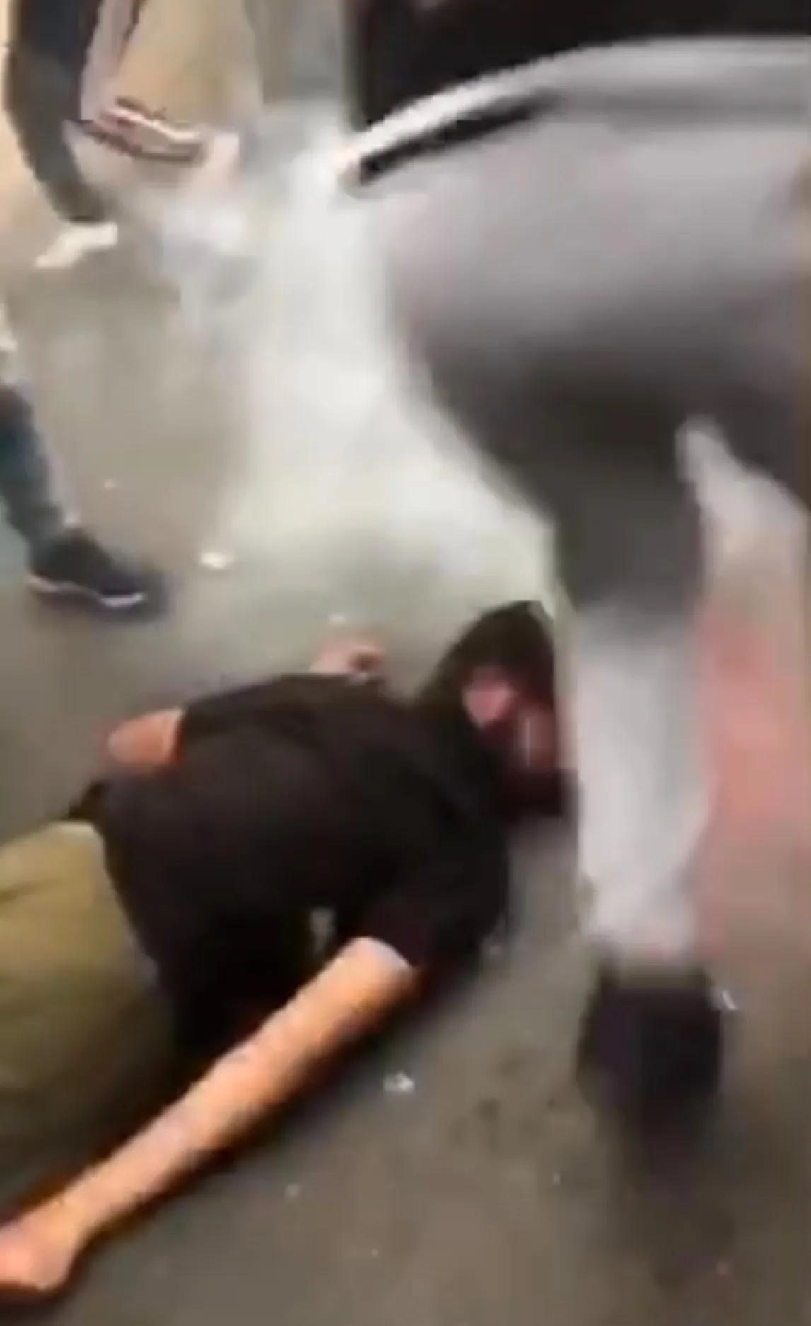 以方对示威人群使用了白磷弹，白磷弹是国际上严格限制使用的武器之一，在1980年通