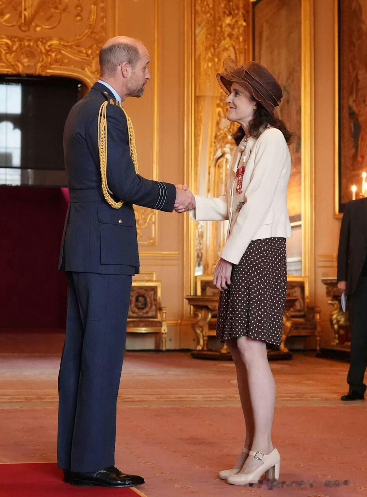 人还是要多经历一些！威廉王储今天代表他的国王父亲在温莎城堡授勋，现在的表现可圈可