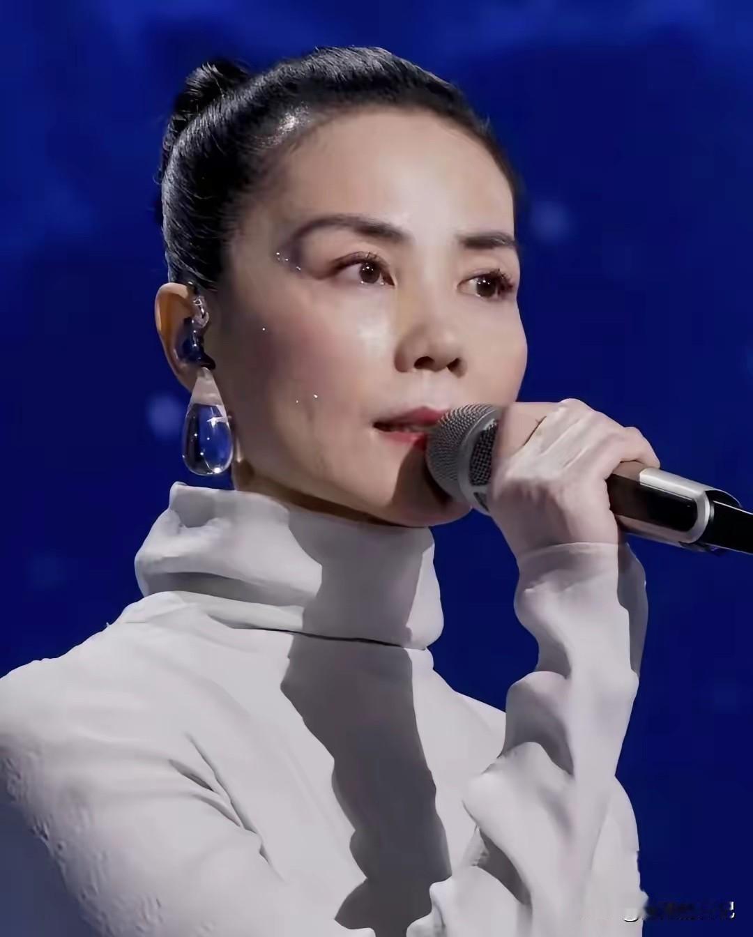 王菲今年最大点败笔就是她的妆，感觉她点化妆师换了人。
首先，她的眉毛尾部下垂，让