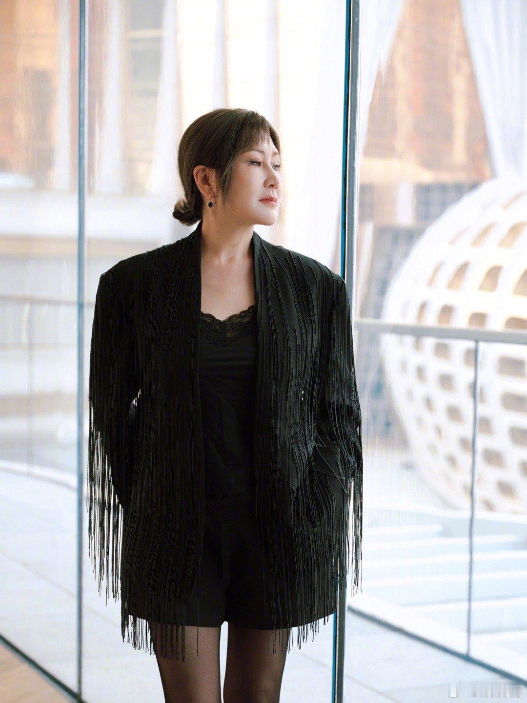 张凯丽最新造型惊艳全场！这居然是张凯丽 短裙黑丝配高跟鞋尽显时尚感，皮肤透亮紧致