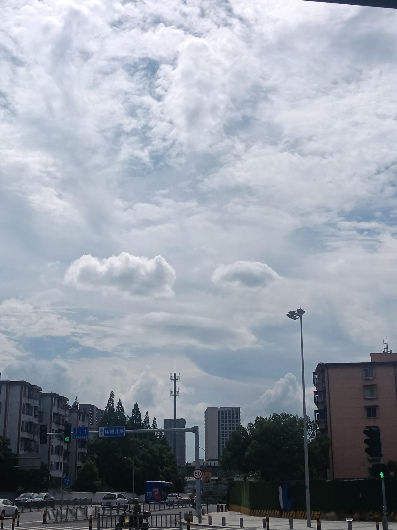 ≠马斯克母子赞扬中国各位朋友，中秋节快乐！节日里，我们要谈一些好的事情吧！

最