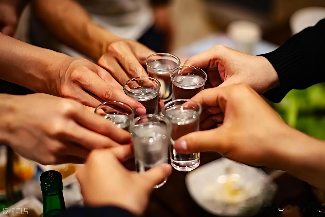 “又是喝酒惹的祸！”河南南阳，一男子来到表兄家中参加生日宴，席间，众人推杯换盏，