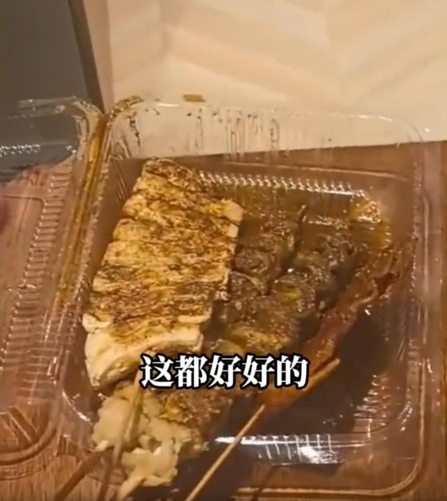 这下踢到铁板了！山东青岛，一男子点了份炸串外卖，刚收到货就申请仅退款，商家没惯毛