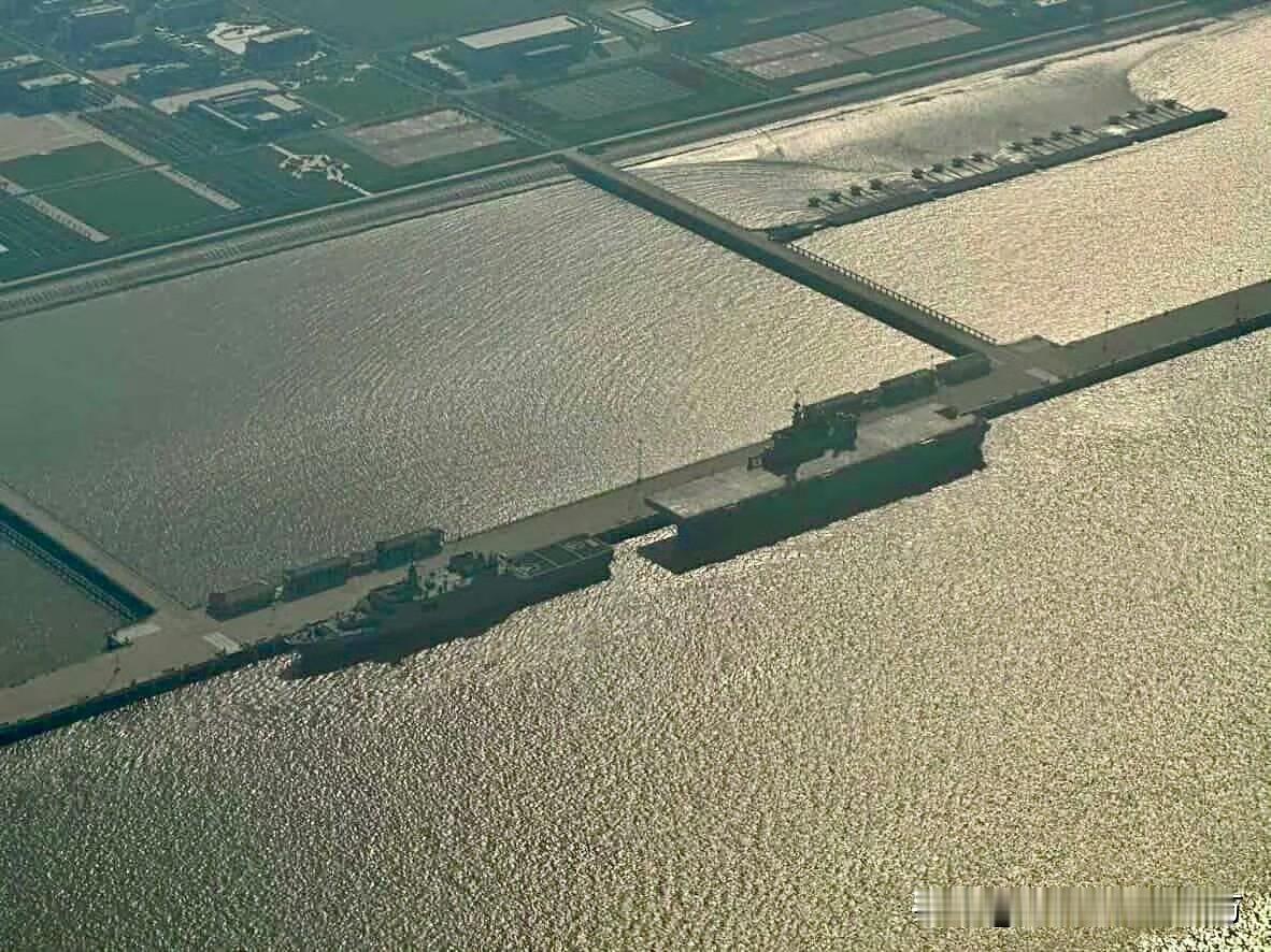 071和075同框，大小一目了然——071型是我国自主建造的大型船坞登陆舰，20