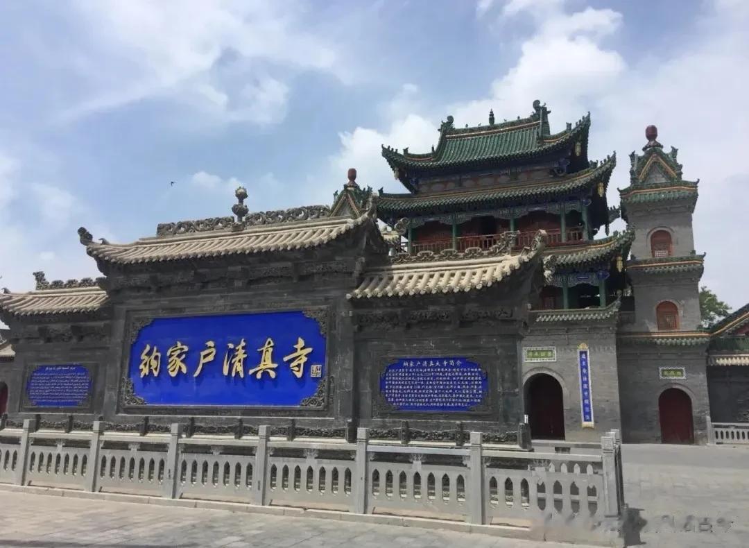 中华传统文化中的清真寺（图一），中东阿拉伯式的清真寺（图二），中国回教中标准的清