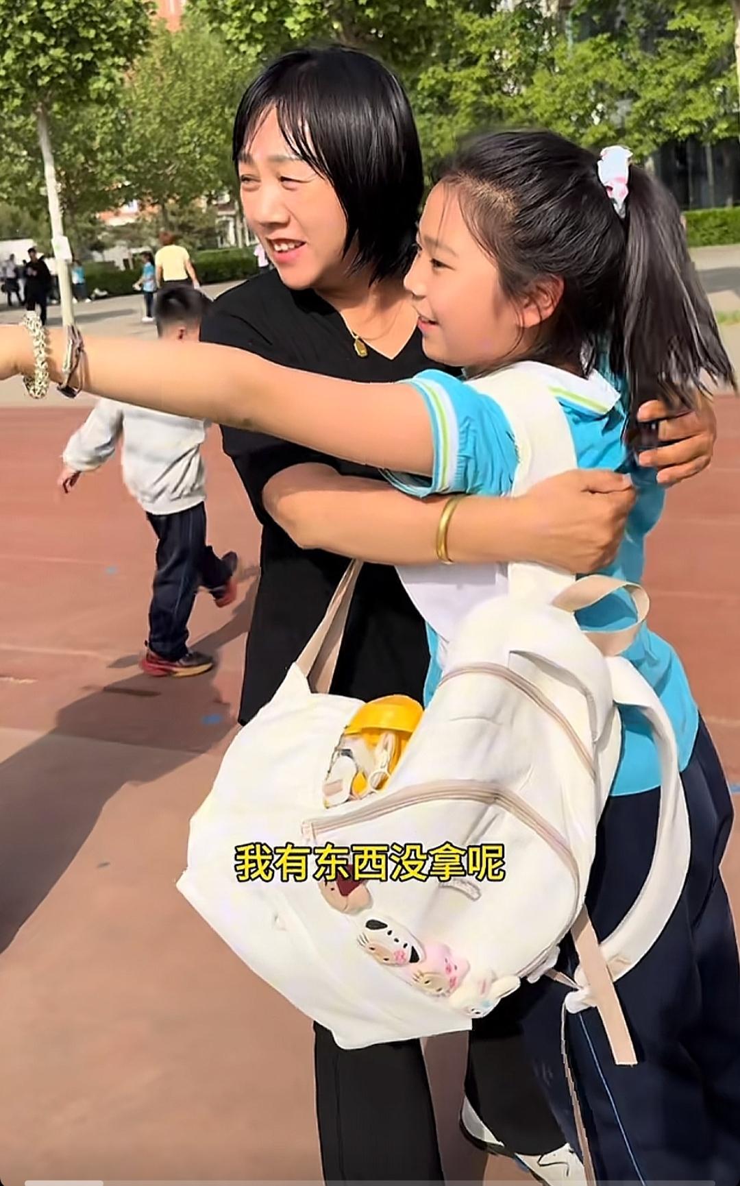 两儿两女的解克锋一家看着日子好幸福啊！一到周末，读书的三个孩子回来，两位老人享受