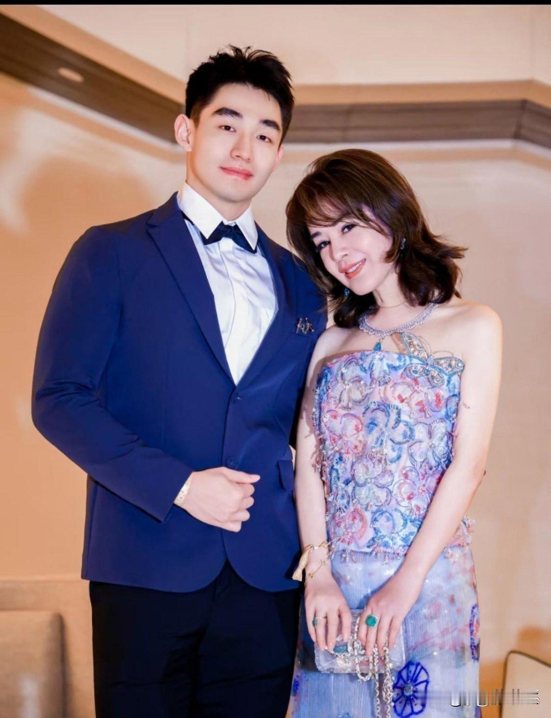 于文红账号被封一点不意外。这大姐71年的，谈个24岁小男友，还天天网上秀。她都有