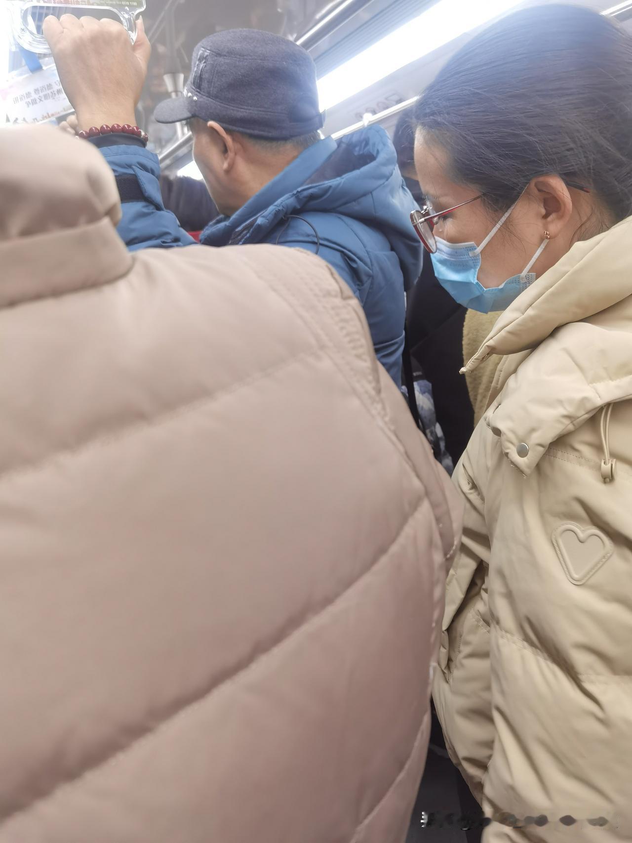 晒图笔记大赛元旦假期第二天，出门选择坐地铁去观前街逛逛，2号线转4号线，人山人海