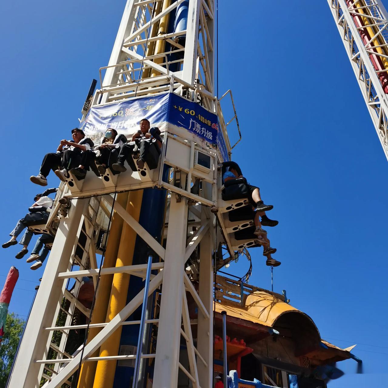  
世上无芳百日红,不应挫折困迷宫。绕行零落悲情外,跳出阴沉逆境中。雪满山川观美