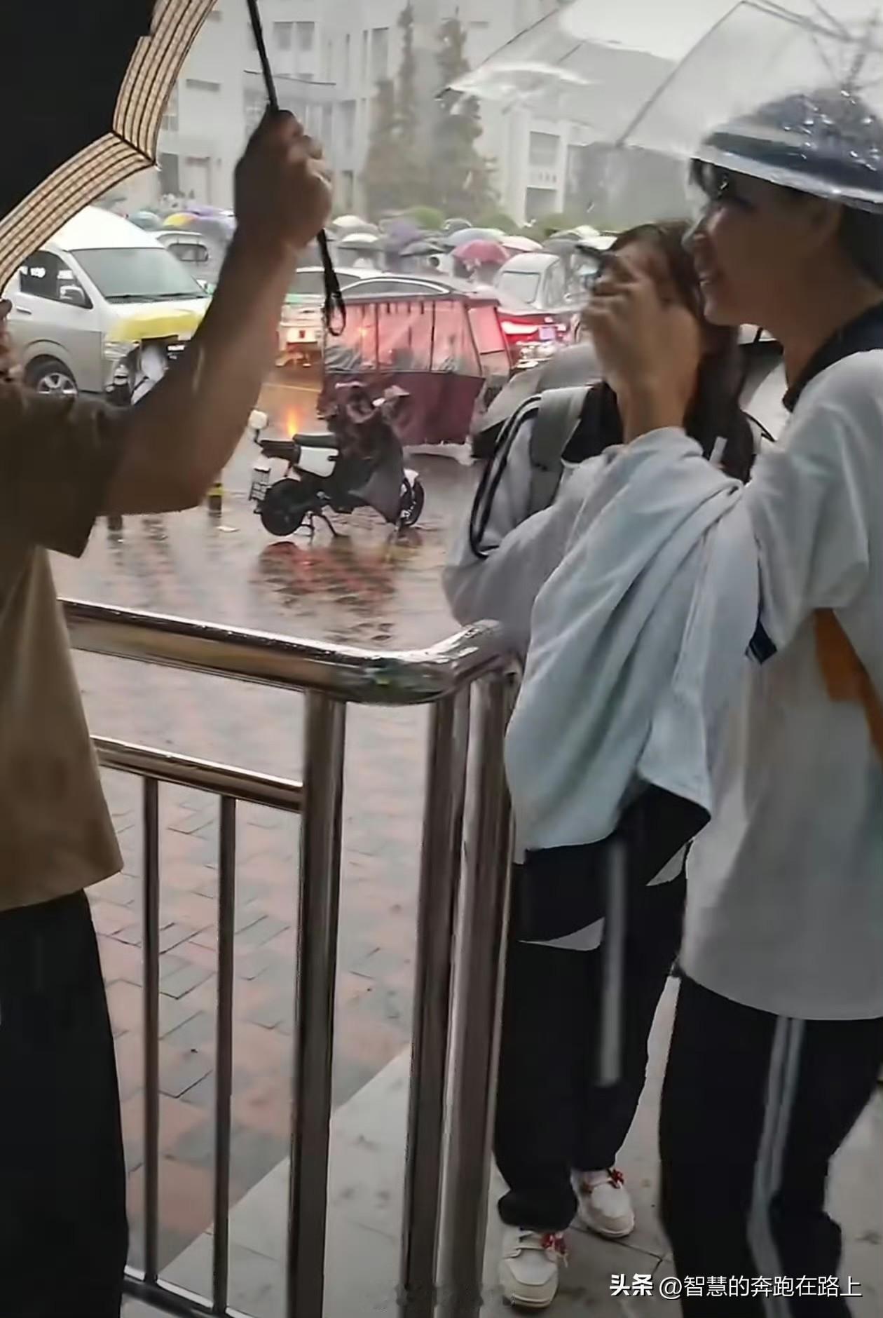 这个怎么说呢，很正常。
你看这大街上大大小小的银行，有的你不办业务进都不让你进…