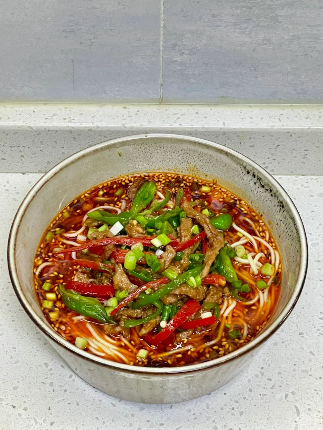 双椒肉丝面也太好吃了吧，附详细做法～