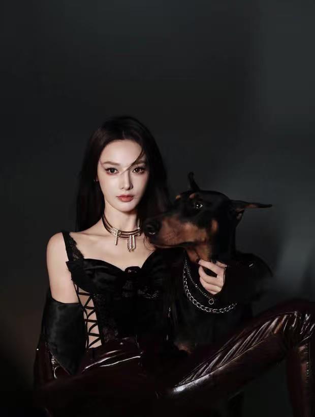 性感皮衣造型凸显完美身材 与杜宾犬同框张力十足