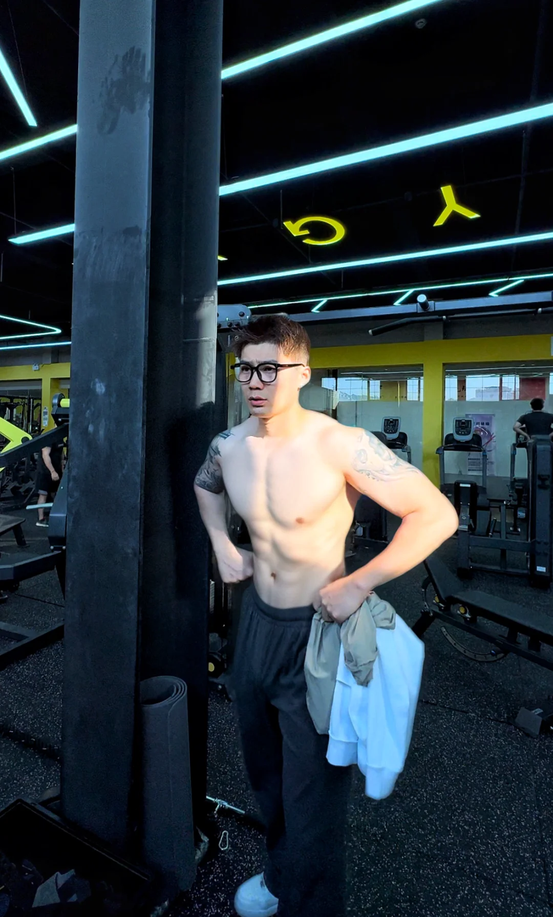 皮肤白线条这方面吃了点亏