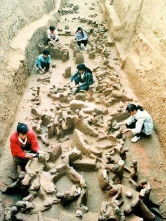 很多人以为殉葬就是把活人关进地宫，门一关，他们就只能哭喊着等死。其实，真相往往更