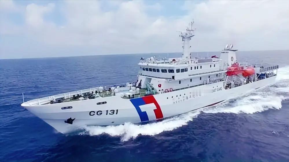 台湾海巡船用中英文双语广播，对着过往外国商船拼命喊：这里是“中华民国”海域，不必