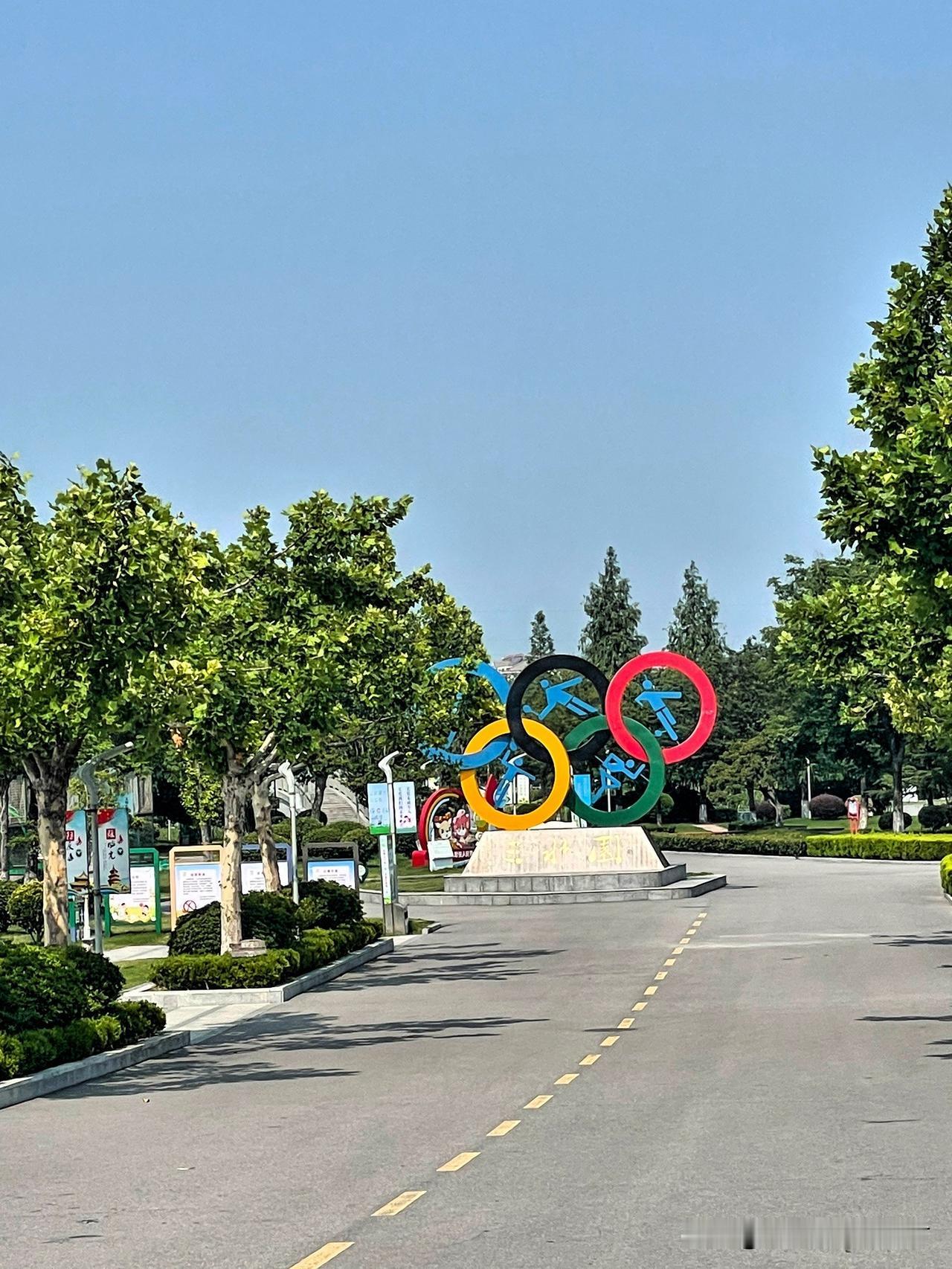 江苏省兴化市“三水园”。

我在兴化旅游的时候曾去过“三水园”，它是一个现代化的