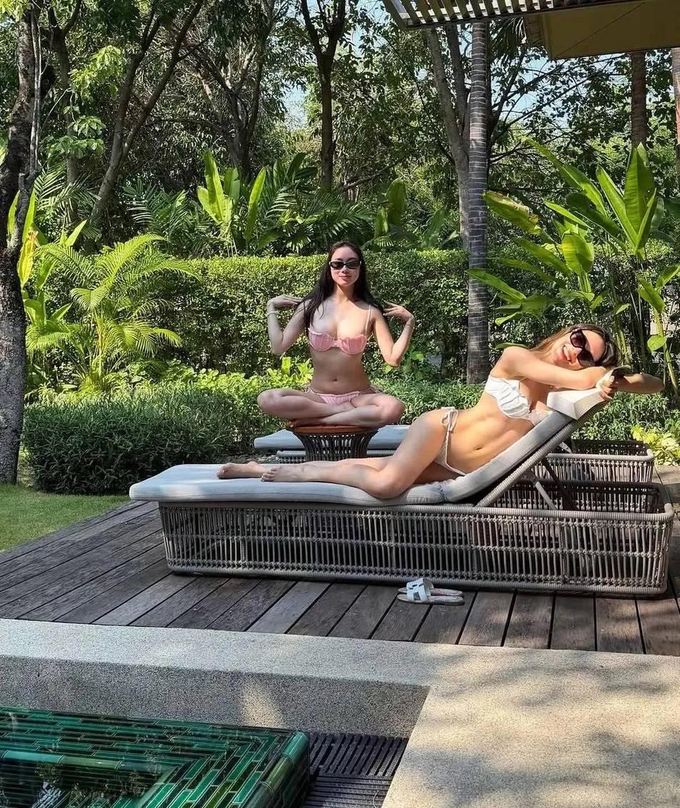 谷爱凌近日在社交平台晒出泰国度假照，瞬间引发网友热议。照片中，她与闺蜜何超欣穿着