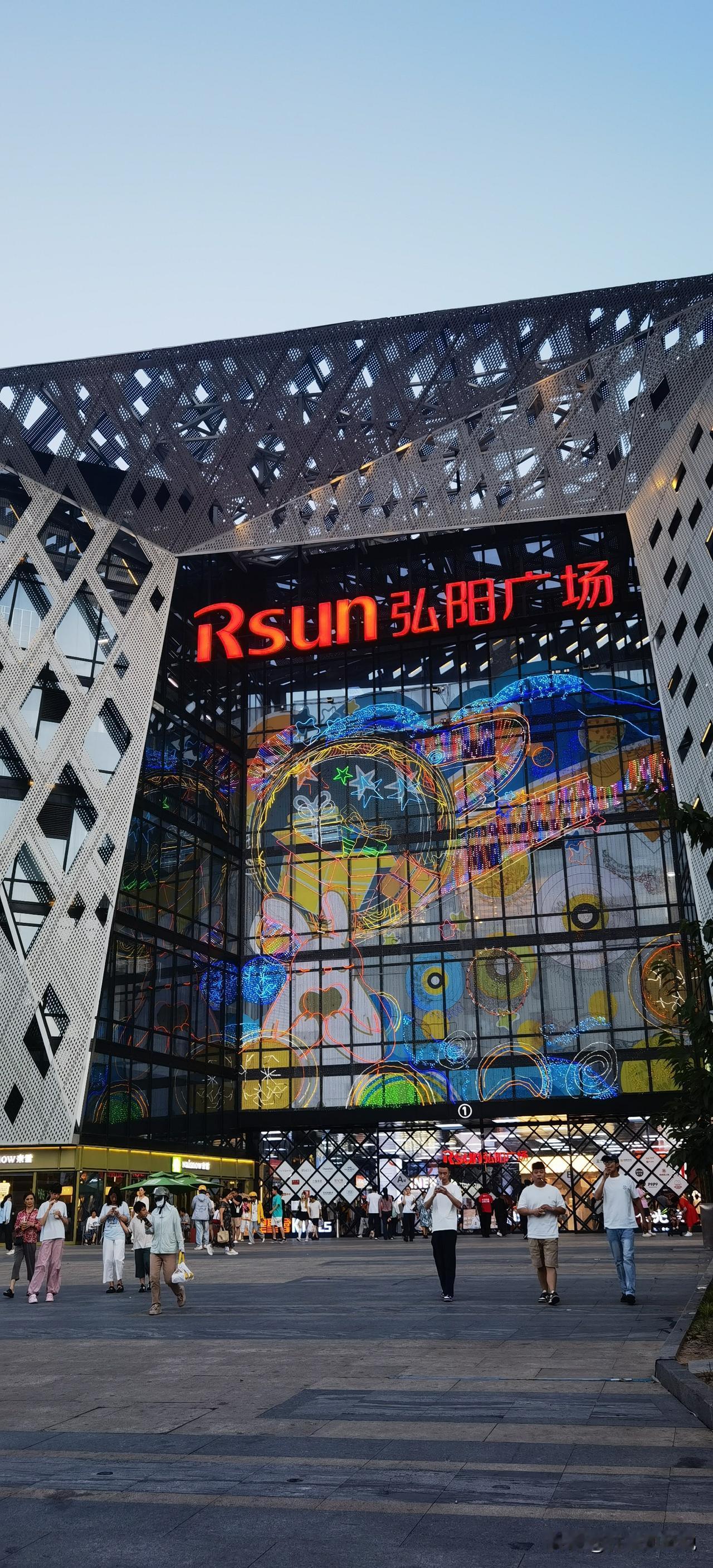 如今，离开手机简直寸步难行！

今天我前往弘阳广场地下超市家家悦购物，到柜台结算