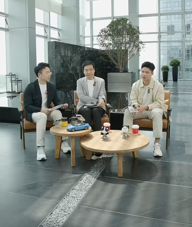 雷军在今日深圳交付仪式上透露，新一代小米SU7锁单量已超3万辆，销售形势优于第一